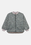 Blumen-Baseballjacke mit Reißverschluss vorne, helllila gerippten Bündchen und Kragen sowie einem weichen, strukturierten Innenfutter. Überwiegend dunkler Hintergrund.