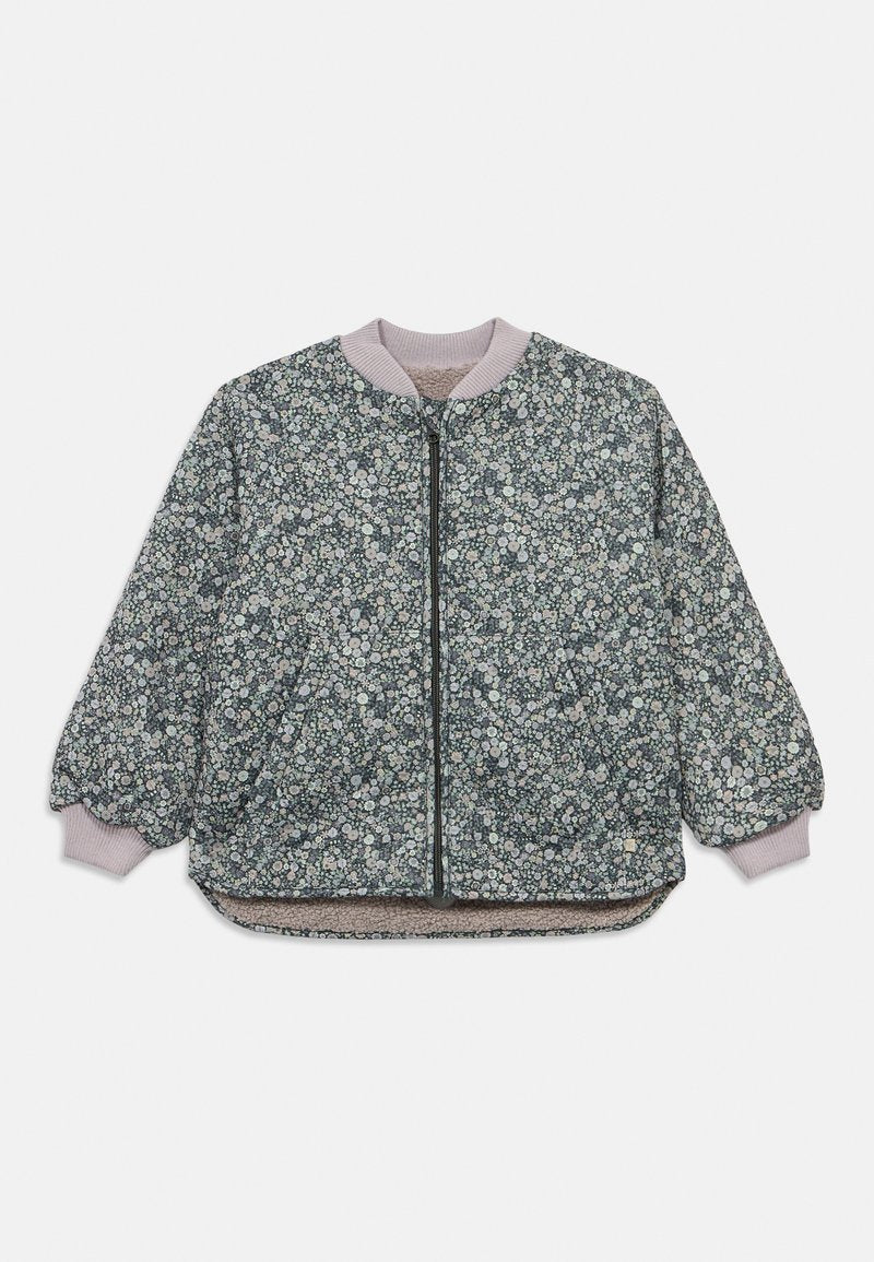 Blumen-Baseballjacke mit Reißverschluss vorne, helllila gerippten Bündchen und Kragen sowie einem weichen, strukturierten Innenfutter. Überwiegend dunkler Hintergrund.