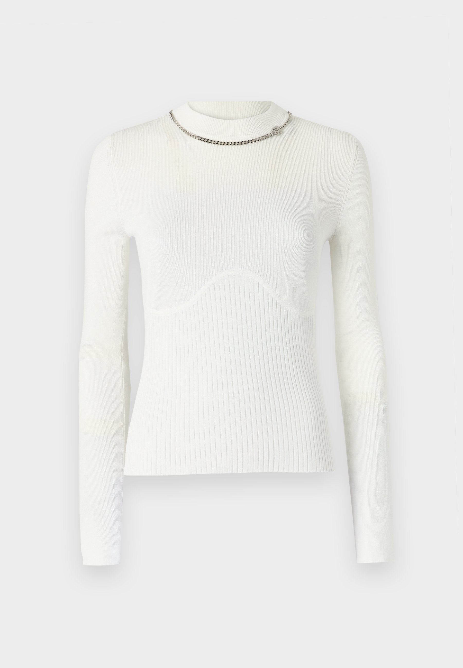Weißer Langarmpullover mit gerippter Textur, versehen mit einem Wellenmuster auf der Brust und einem silbernen Kettenakzent am Ausschnitt.