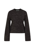 Schwarzer Crop-Pullover mit langen Ärmeln, Rundhalsausschnitt, strukturiertem Strickstoff und subtiler metallischer Ausstrahlung. Keine sichtbaren Muster oder Akzente.