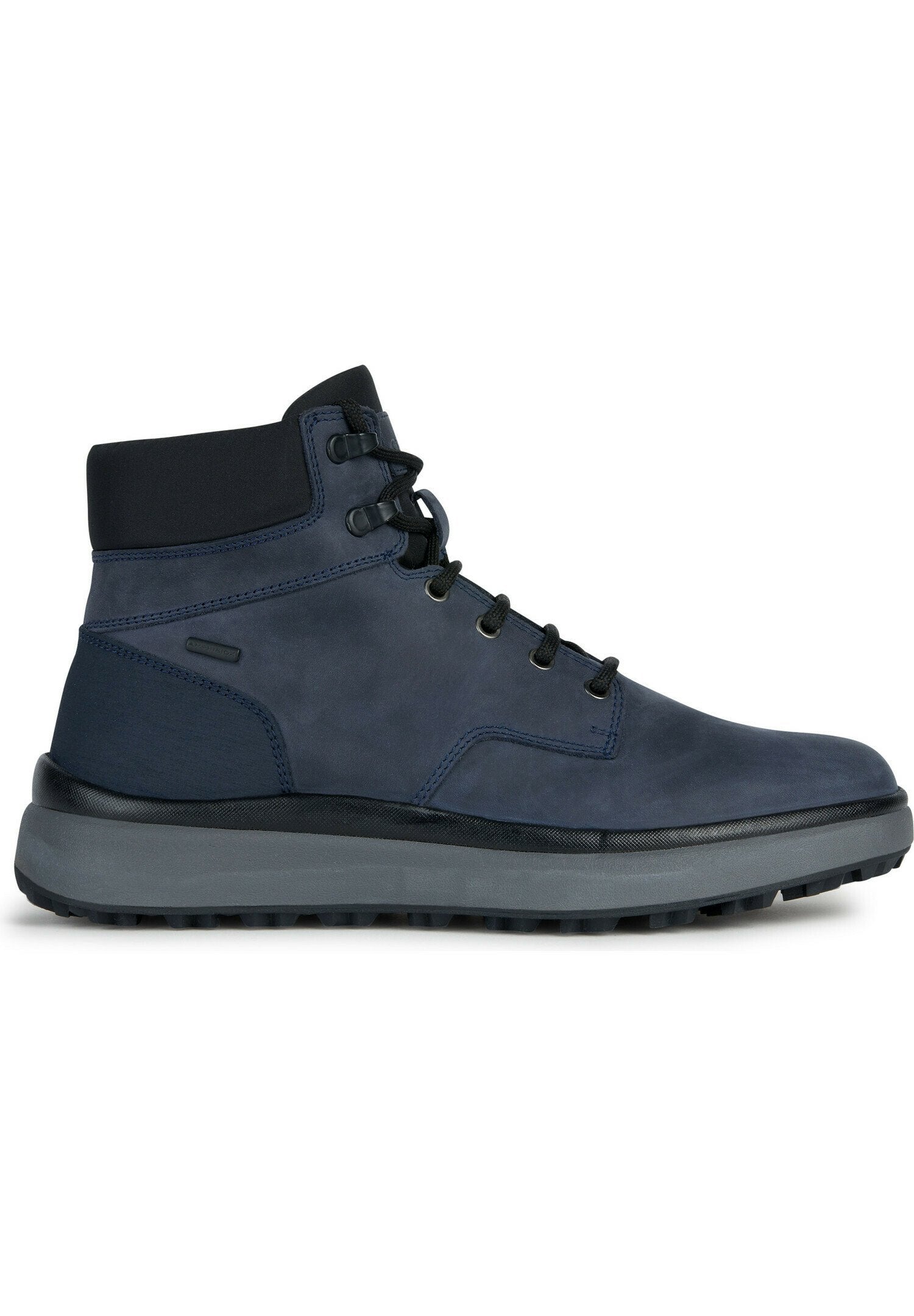 Dunkelblaue Knöchelboots aus glattem Leder mit einer strukturierten schwarzen Gummisohle, ausgestattet mit einer Schnürdesign und verstärkten Ösen für zusätzlichen Halt.