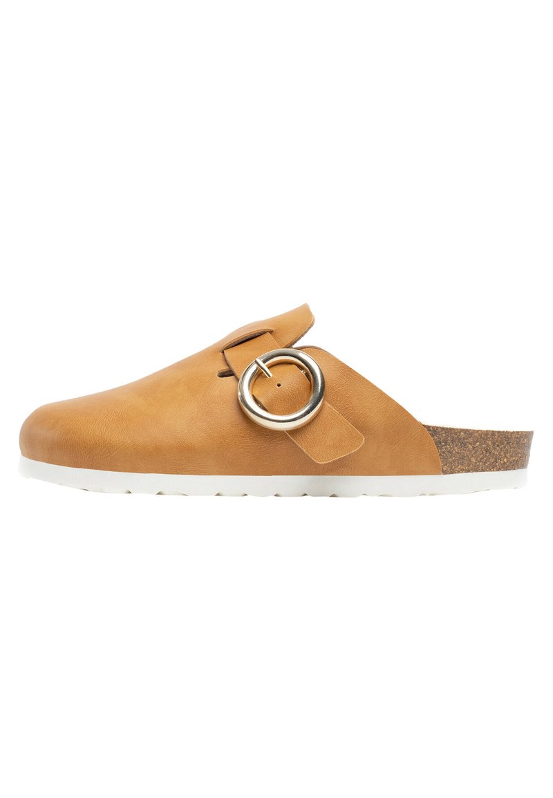 Braune Leder-Slipper mit Korksohle, ausgestattet mit einem großen silbernen Metallring-Akzent und einem Riemen. Glatte Textur mit runder Zehenform.