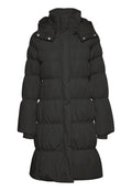 Schwarze Daunenjacke mit hohem Kragen, gesteppter Optik, langen Ärmeln und gerippten Bündchen. Mit Druckknopfverschlüssen und einem Logodetail am Saum.