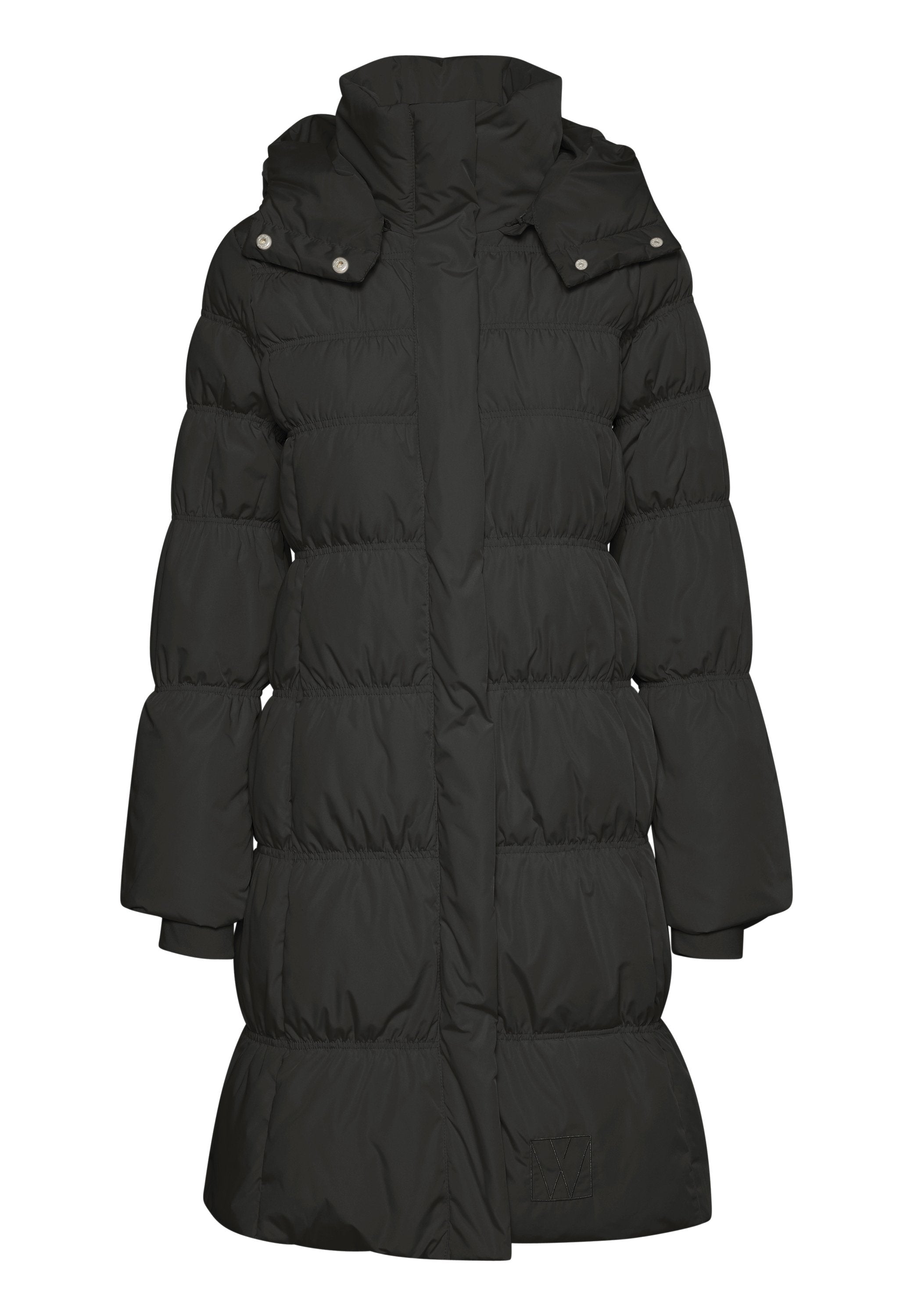 Schwarze Daunenjacke mit hohem Kragen, gesteppter Optik, langen Ärmeln und gerippten Bündchen. Mit Druckknopfverschlüssen und einem Logodetail am Saum.