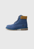 Blauer Lederknöchelstiefel mit einem hellbraunen Wildlederkragen, strukturierten Schnürsenkeln und einer robusten Sohle. Mit Markenlogo an der Seite.