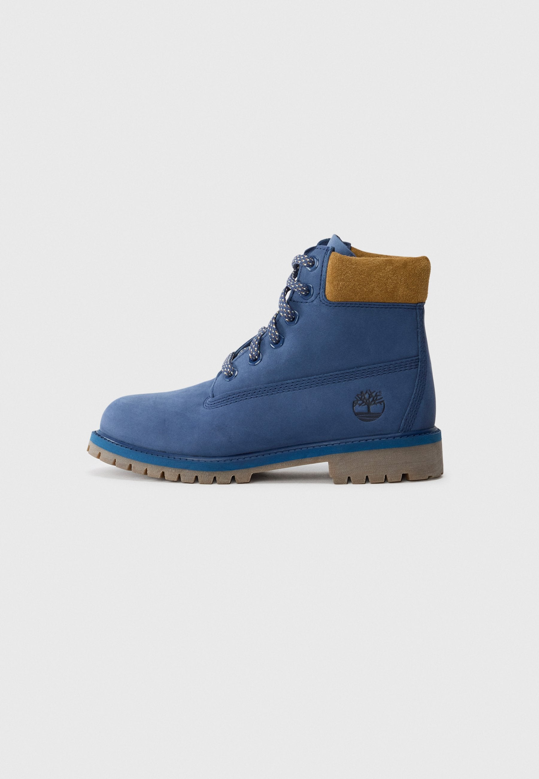 Blauer Lederknöchelstiefel mit einem hellbraunen Wildlederkragen, strukturierten Schnürsenkeln und einer robusten Sohle. Mit Markenlogo an der Seite.