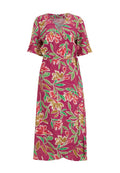 Blumiges Maxikleid in Pink mit grünen und cremefarbenen Akzenten, verfügt über ein Wickeldesign, kurze Ärmel und einen Bindegürtel in der Taille.