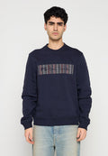 Marineblauer Sweatshirt aus einer Baumwollmischung, mit geripptem Rundhalsausschnitt, langen Ärmeln und einem bunten, horizontal gestreiften Grafikdesign auf der Vorderseite.