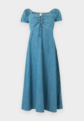 Denim-Midikleid mit Puffärmeln, schulterfreiem Ausschnitt, vorderer Bindetaille und ausgestelltem Rock.
