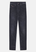Dunkelblaue Jeans aus Denim mit geradem Bein, Vordertasche und sichtbaren Nähten. Merkmale sind ein Knopfverschluss und dezente Verblassungsdetails.