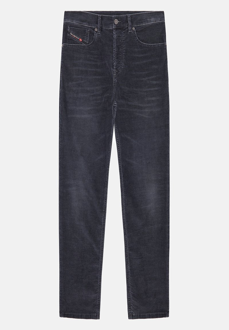 Dunkelblaue Jeans aus Denim mit geradem Bein, Vordertasche und sichtbaren Nähten. Merkmale sind ein Knopfverschluss und dezente Verblassungsdetails.