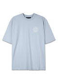 Helles blaues Baumwoll-T-Shirt mit Rundhalsausschnitt und kurzen Ärmeln. Es verfügt über ein kleines weißes rundes Logo im linken Brustbereich.