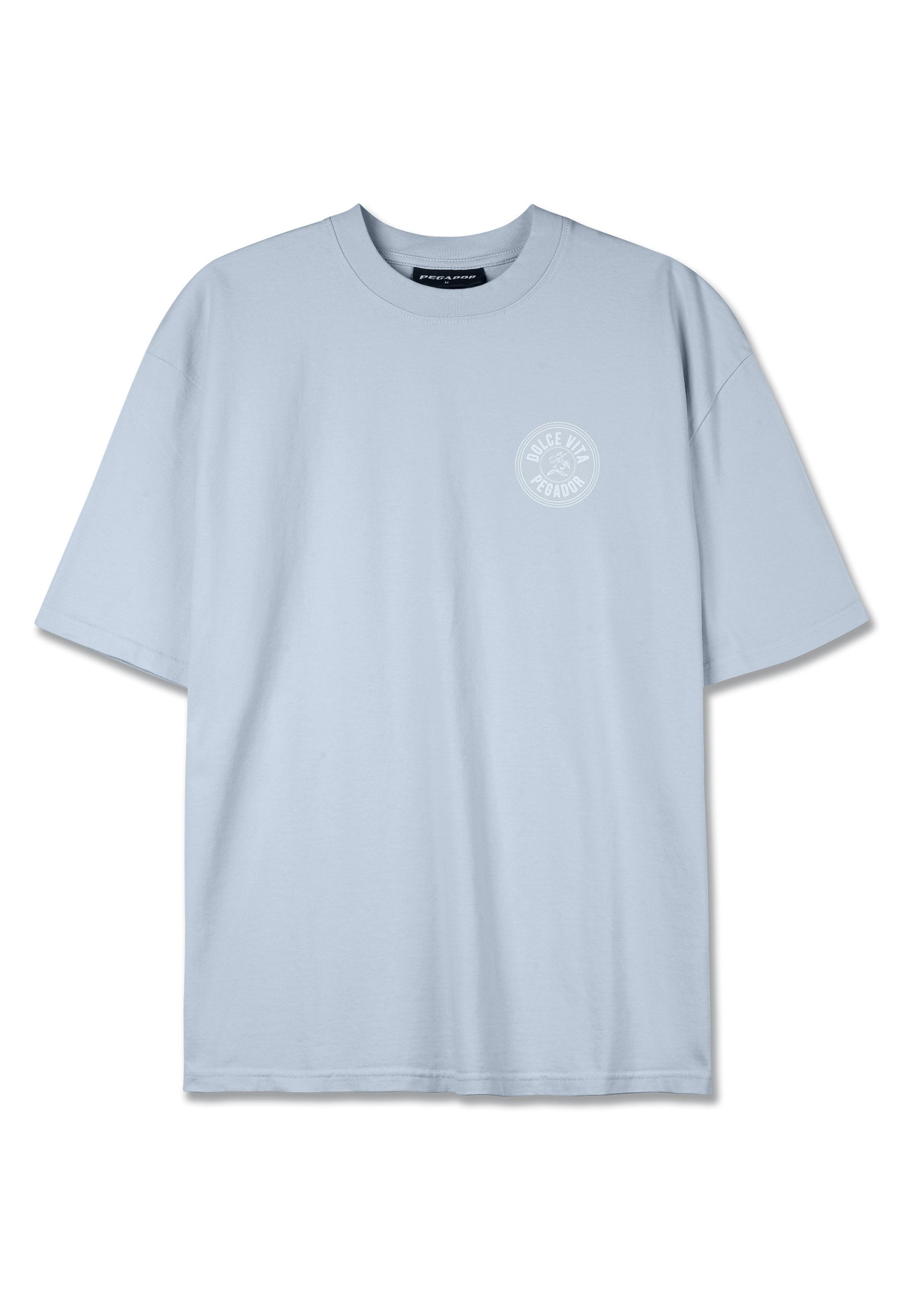 Helles blaues Baumwoll-T-Shirt mit Rundhalsausschnitt und kurzen Ärmeln. Es verfügt über ein kleines weißes rundes Logo im linken Brustbereich.