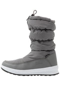 Grauer wasserdichter Winterstiefel mit einem gepolsterten Oberschenkel und einem glatten unteren Abschnitt, ausgestattet mit einer kontrastierenden weißen Sohle und einer schwarzen Traktionssohle.