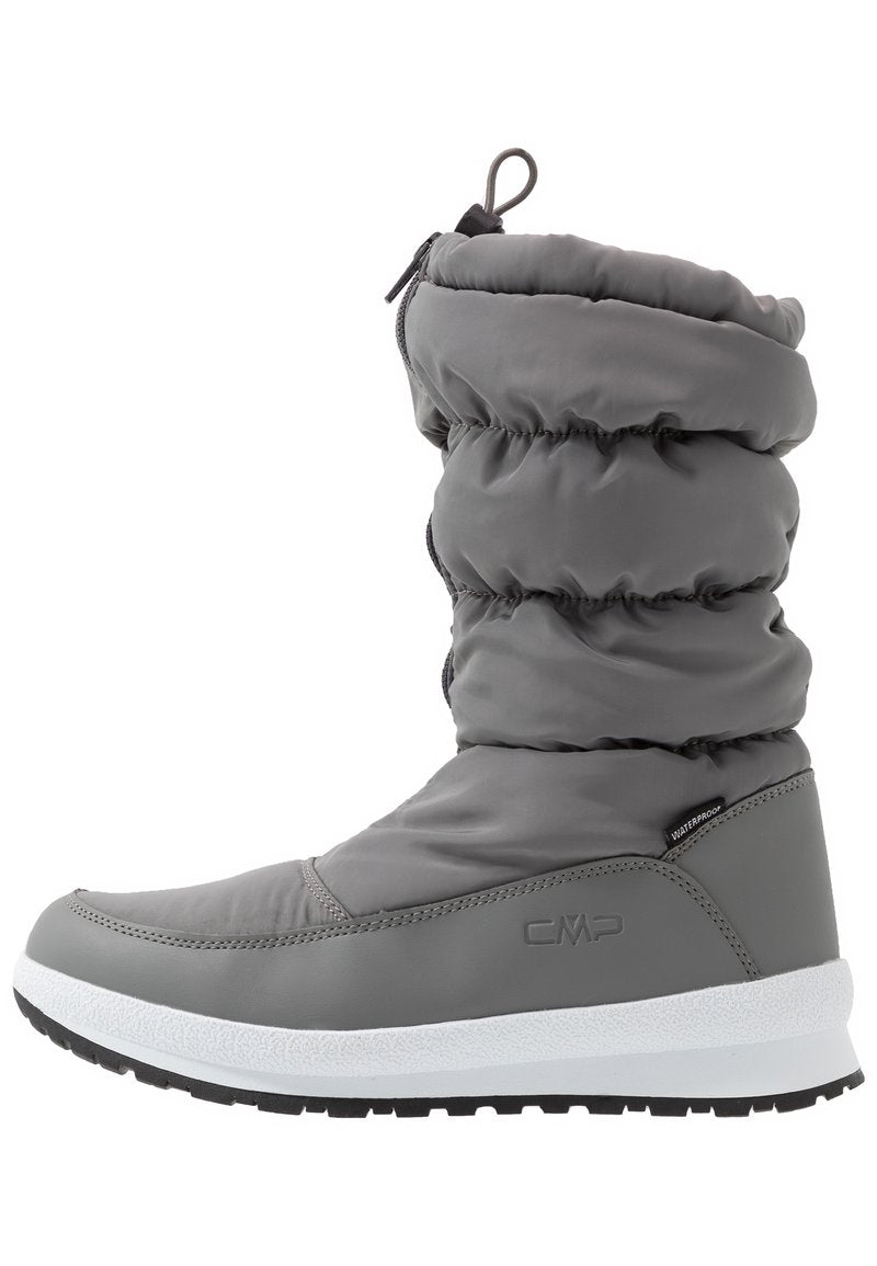 Grauer wasserdichter Winterstiefel mit einem gepolsterten Oberschenkel und einem glatten unteren Abschnitt, ausgestattet mit einer kontrastierenden weißen Sohle und einer schwarzen Traktionssohle.
