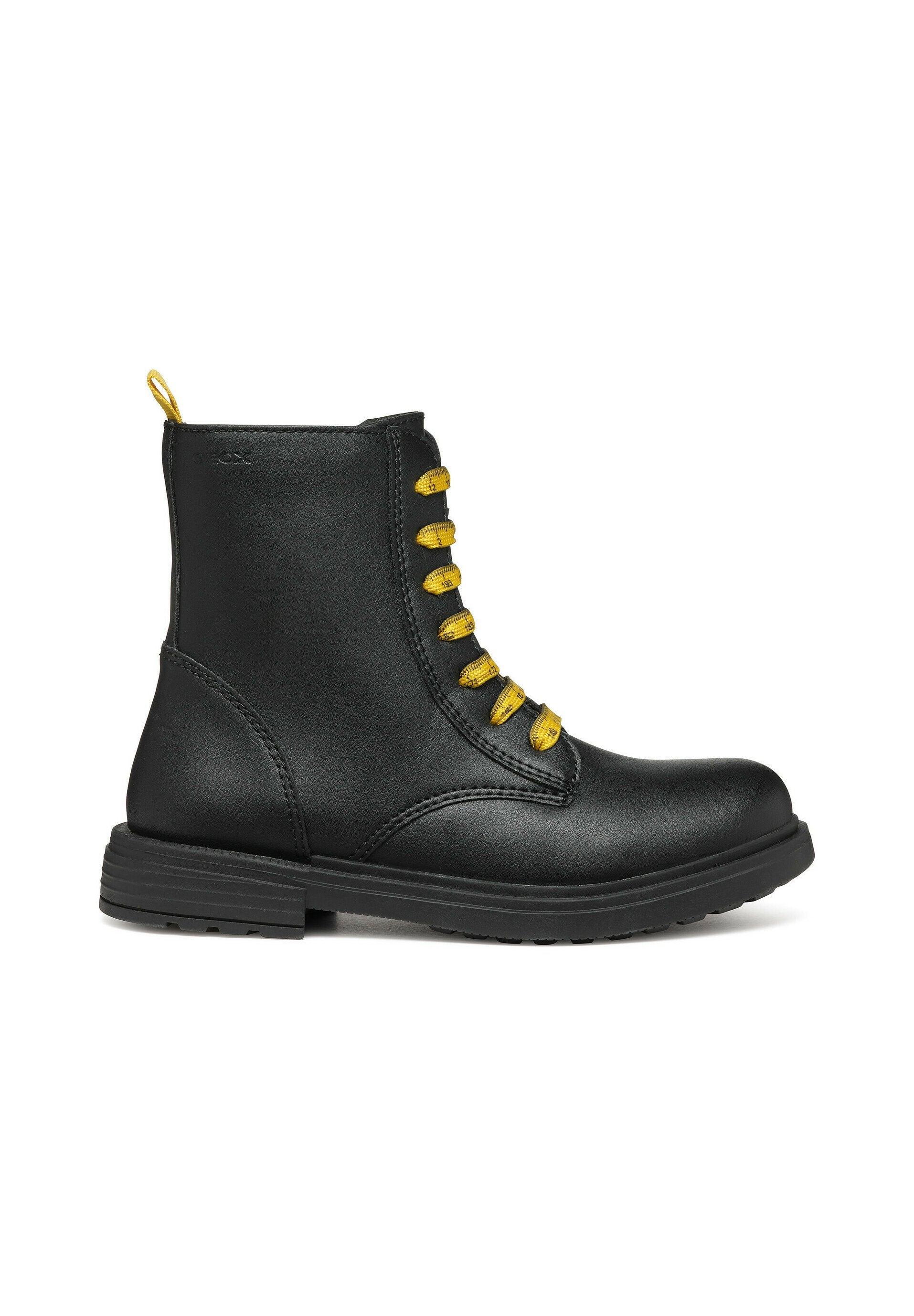 Schwarze Knöchelstiefel aus Leder, mit gelben Schnürsenkeln, einer strukturierten Sohle und einer Schlaufe zum Ziehen. Entworfen für Langlebigkeit und lässigen Alltag.