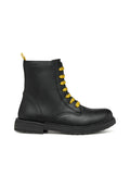 Schwarze Knöchelstiefel aus Leder, mit gelben Schnürsenkeln, einer strukturierten Sohle und einer Schlaufe zum Ziehen. Entworfen für Langlebigkeit und lässigen Alltag.