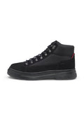 Schwarze High-Top-Sneaker mit Obermaterial aus Wildleder und Stoff, silbernen Metallteilen, Schnürverschluss und einer strukturierten Gummisohle. Pinkfarbener Akzent an der Ferse.