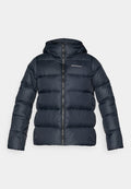 Dunkelblaues Puffer-Jackett mit Kapuze, mit horizontaler Steppstruktur, durchgehendem Reißverschluss und kleinem Logo auf der Brust.