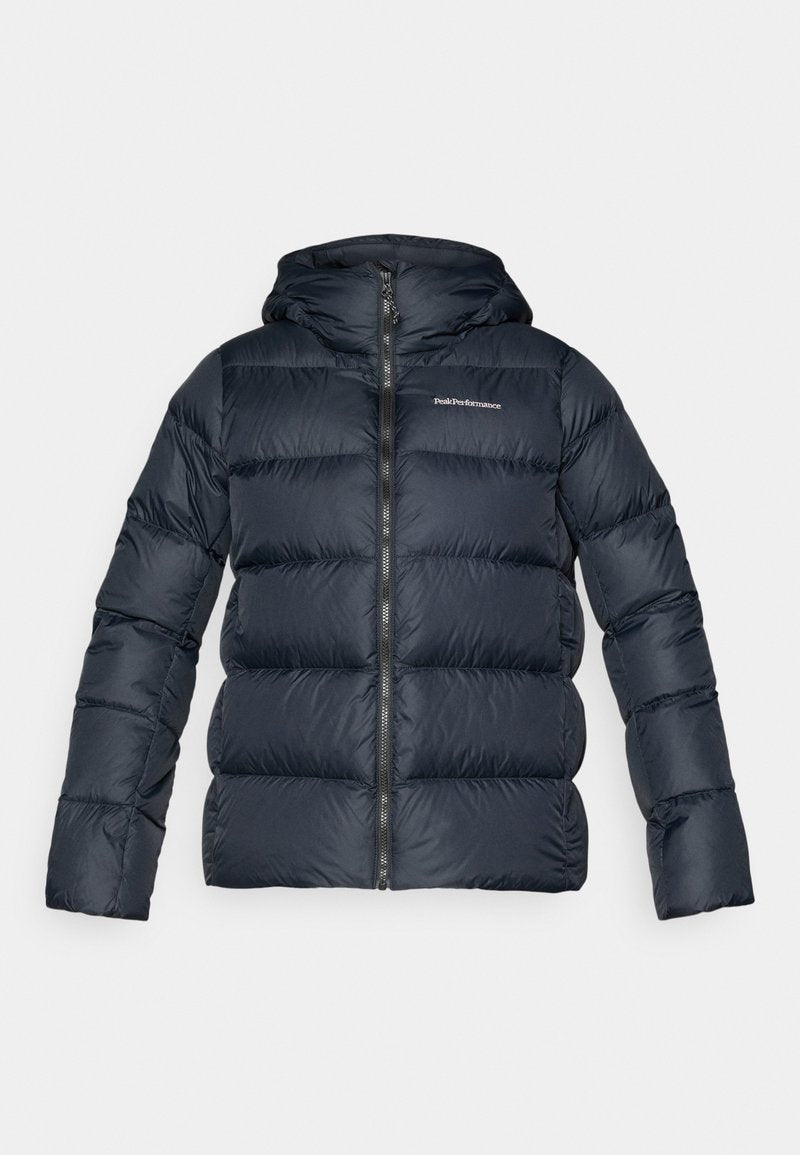 Dunkelblaues Puffer-Jackett mit Kapuze, mit horizontaler Steppstruktur, durchgehendem Reißverschluss und kleinem Logo auf der Brust.