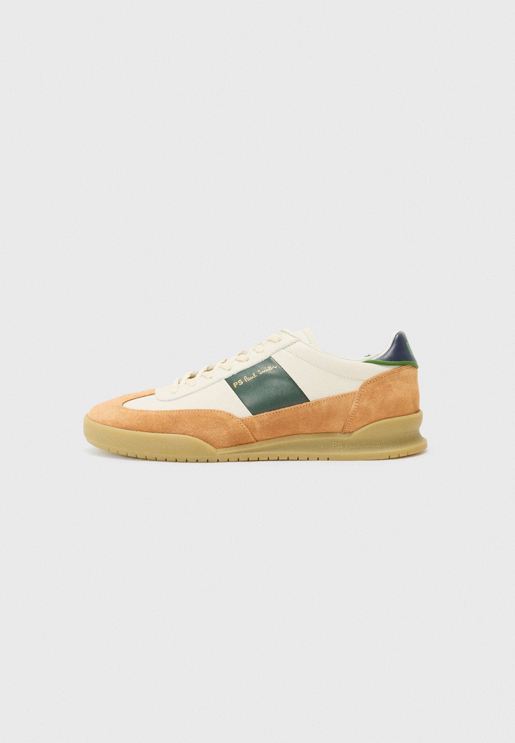 Weißes und beige Sportmodell aus Wildleder und Leder. Grüner Akzentstreifen, Gummisohle und minimalistische goldene Markenkennzeichnung an der Seite.