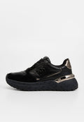 Schwarzer Sneaker mit einer Kombination aus glattem Leder und Wildleder, metallischen Akzenten, einer gemusterten Sohle und einem stilisierten Logo.