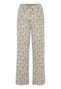 Gemusterte Hose mit einem Kordelzugbund. Hergestellt aus einem leichten, strukturierten Stoff, der einen weißen Hintergrund mit braunen abstrakten Designs aufweist.