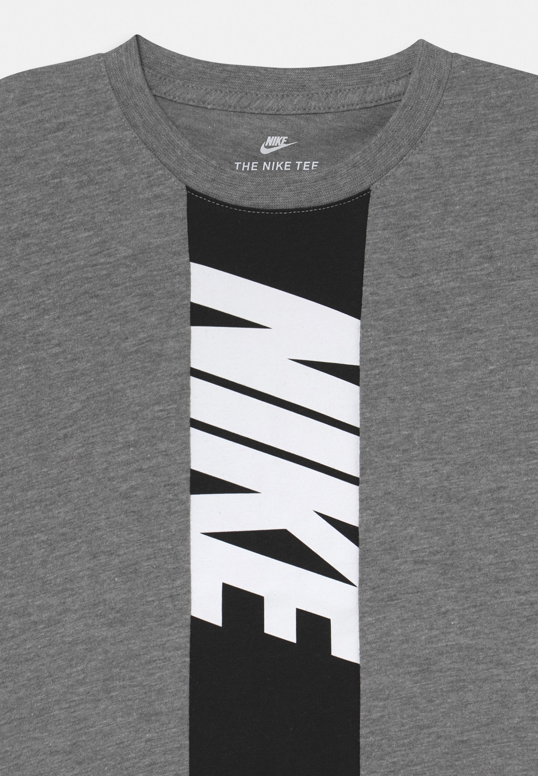 Nike Sportswear AMPLIFY