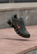 Nike Sportswear SHOX TL SE TECH - Trainers - smoke grey/bright crimson/med ash/anthracite/black