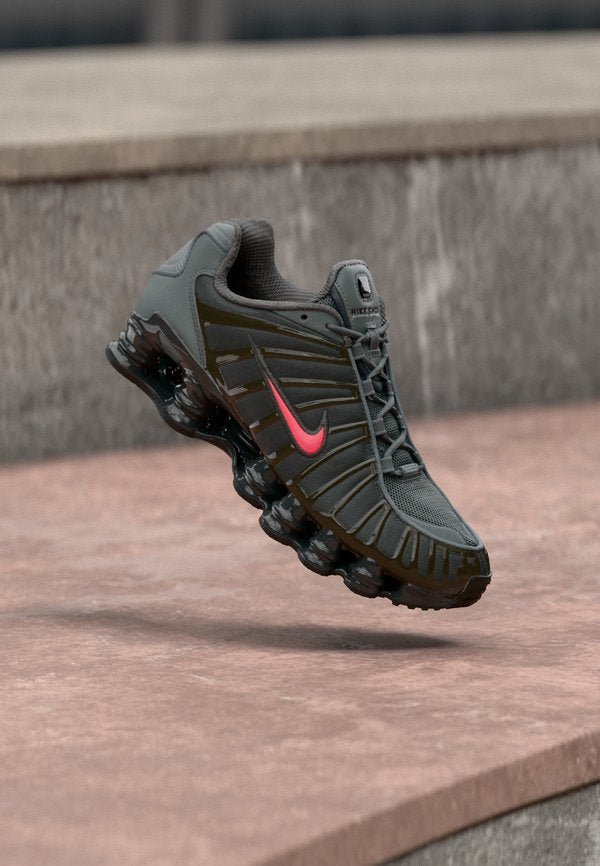 Nike Sportswear SHOX TL SE TECH - Trainers - smoke grey/bright crimson/med ash/anthracite/black