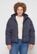 Marineblaue Steppjacke mit gesteppte Abschnitten, Reißverschluss und Kapuze. Hergestellt aus glattem, gepolstertem Material, hat sie eine lässige Passform und lange Ärmel.