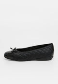 Schwarze gesteppte Ballerinas mit runder Zehenpartie, lacklederner Kappe und Schleifchenakzent an der Oberseite. Glatte Oberfläche und flexible Sohle.