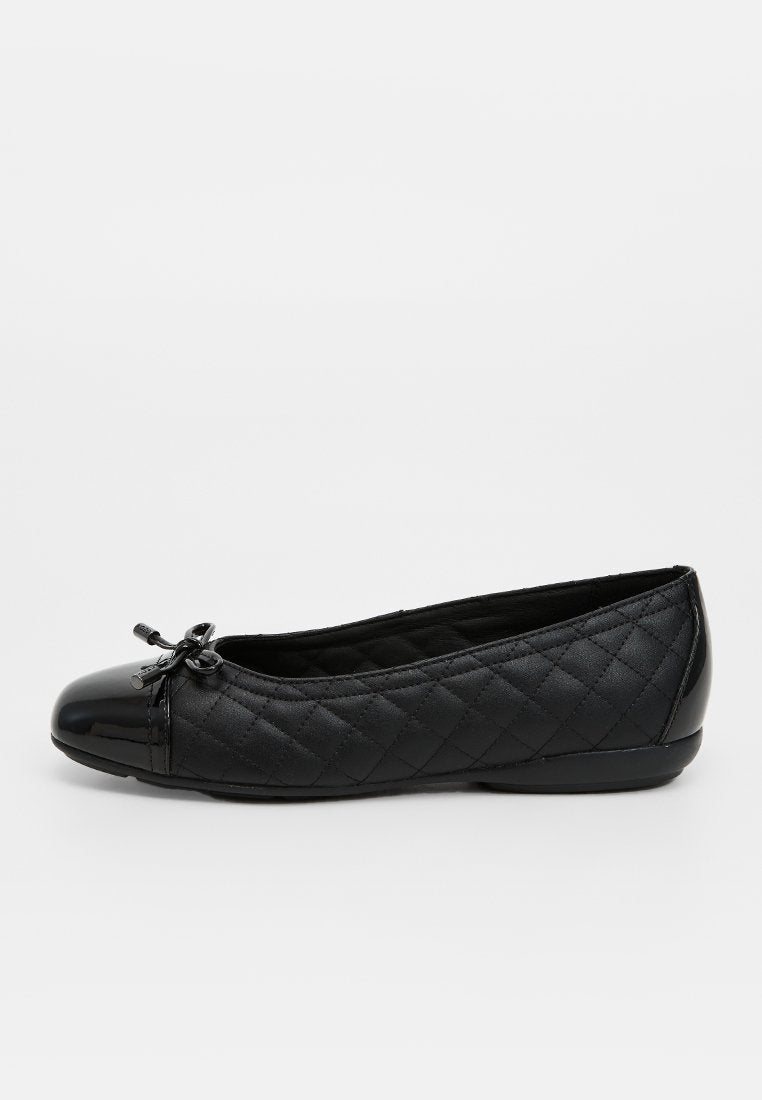 Schwarze gesteppte Ballerinas mit runder Zehenpartie, lacklederner Kappe und Schleifchenakzent an der Oberseite. Glatte Oberfläche und flexible Sohle.