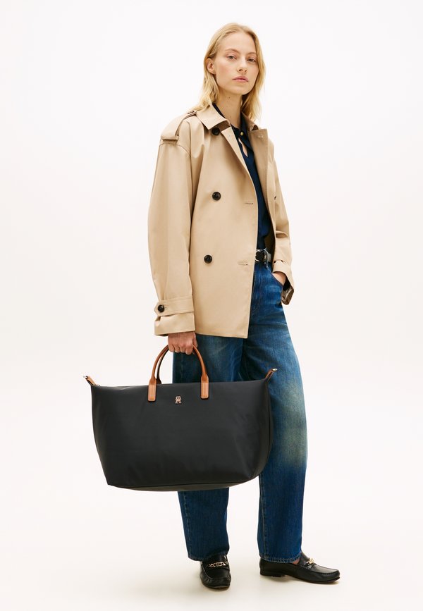 Tommy Hilfiger TH MONOGRAM WEEKENDER BAG WITH LEATHER - Weekend bag - black