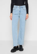Hellblaue, hochtaillierte, weit geschnittene Jeans mit Knopfverschluss, fünf Taschen-Design und fransigem Saum. Getragen mit einem taillierten schwarzen Oberteil.
