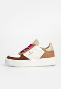 Weiße Leder-Sneaker mit braunen und beigen Akzenten, runder Zehenpartie, dicker weißer Sohle und burgunderfarbenen Schnürsenkeln. Golddetail-Logo an der Seite.