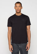 Schwarzes Baumwoll-T-Shirt mit kurzen Ärmeln, rundem Ausschnitt und kleinem schwarzem Logo auf der Brust. Legere Passform, glatte Textur, Standardlänge.