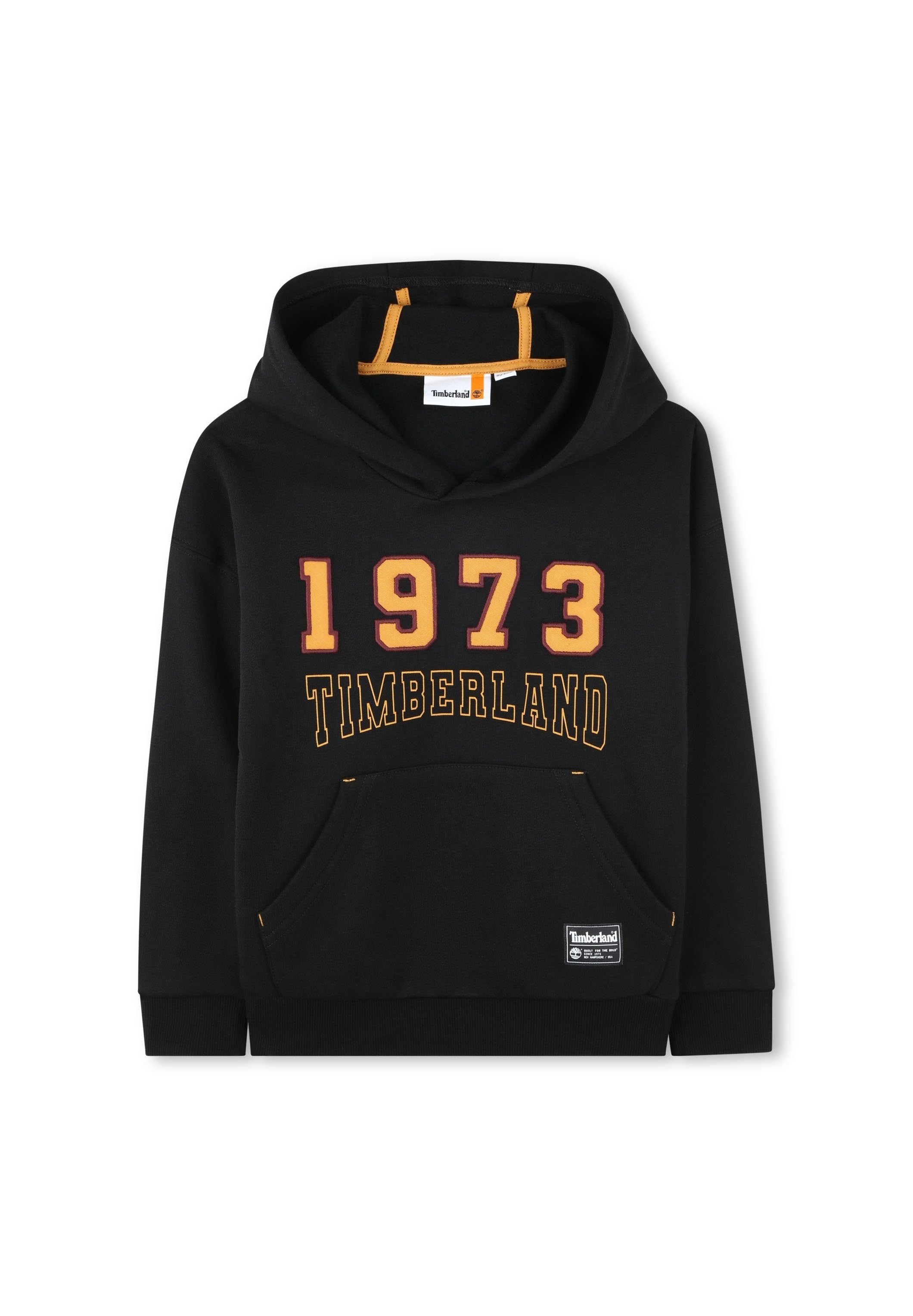 Schwarzer Hoodie mit Kängurutasche, orangefarbenen Kordeln und gelber Schrift "1973 TIMBERLAND" auf der Vorderseite. Weicher Stoff.