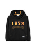 Schwarzer Hoodie mit Kängurutasche, orangefarbenen Kordeln und gelber Schrift "1973 TIMBERLAND" auf der Vorderseite. Weicher Stoff.
