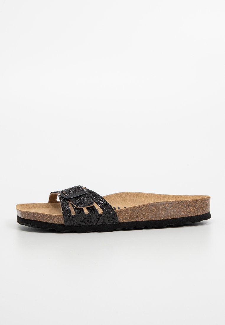 Schwarze Rutschen-Sandale mit einem glitzernden Riemen und einer dekorativen Schnalle, Korkfußbett und strukturiertem, schwarzem Gummi sohle.