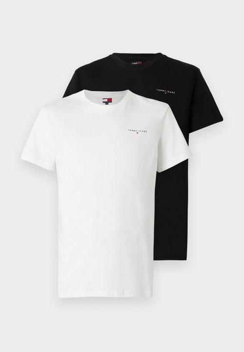 Zwei Rundhals-T-Shirts, eines in Weiß und eines in Schwarz, jeweils mit einem kleinen "Tommy Jeans"-Logo auf der linken Brust.