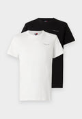 Zwei Rundhals-T-Shirts, eines in Weiß und eines in Schwarz, jeweils mit einem kleinen "Tommy Jeans"-Logo auf der linken Brust.