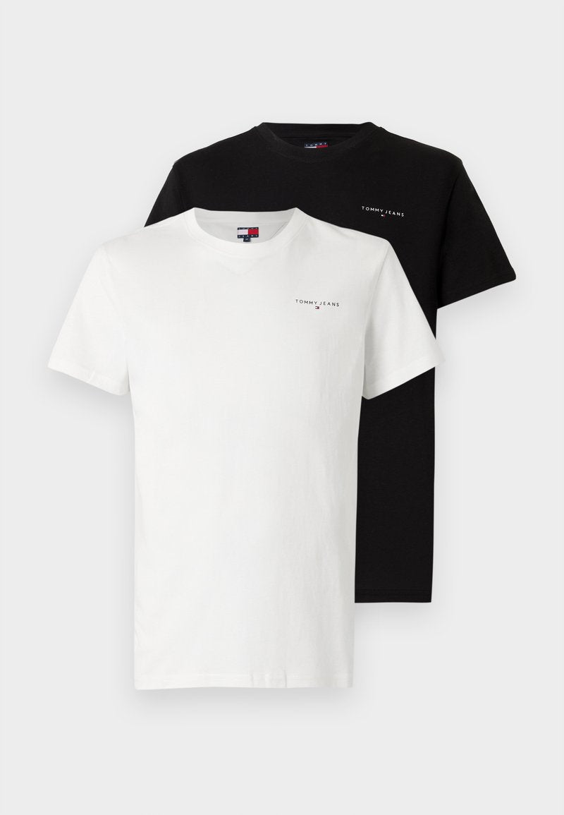 Zwei Rundhals-T-Shirts, eines in Weiß und eines in Schwarz, jeweils mit einem kleinen "Tommy Jeans"-Logo auf der linken Brust.