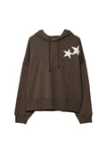 Brauner Kapuzenpulli aus weichem Stoff mit einem cropped Design und zwei weißen Stern-Applikationen auf der linken Seite. Mit Kordeln an der Kapuze.