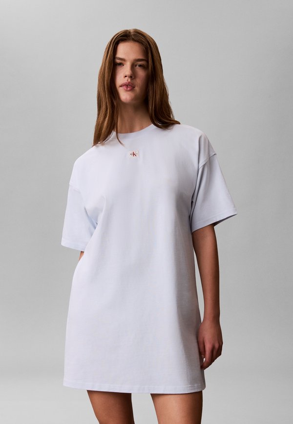 Calvin Klein Jeans LABEL - T-Shirt Dress - plein air