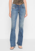 Blaue Jeans im Bootcut-Stil aus Denim mit einem leicht verwaschenen Aussehen, fünf Taschen und einem Knopfverschluss mit kontrastierendem Stich.