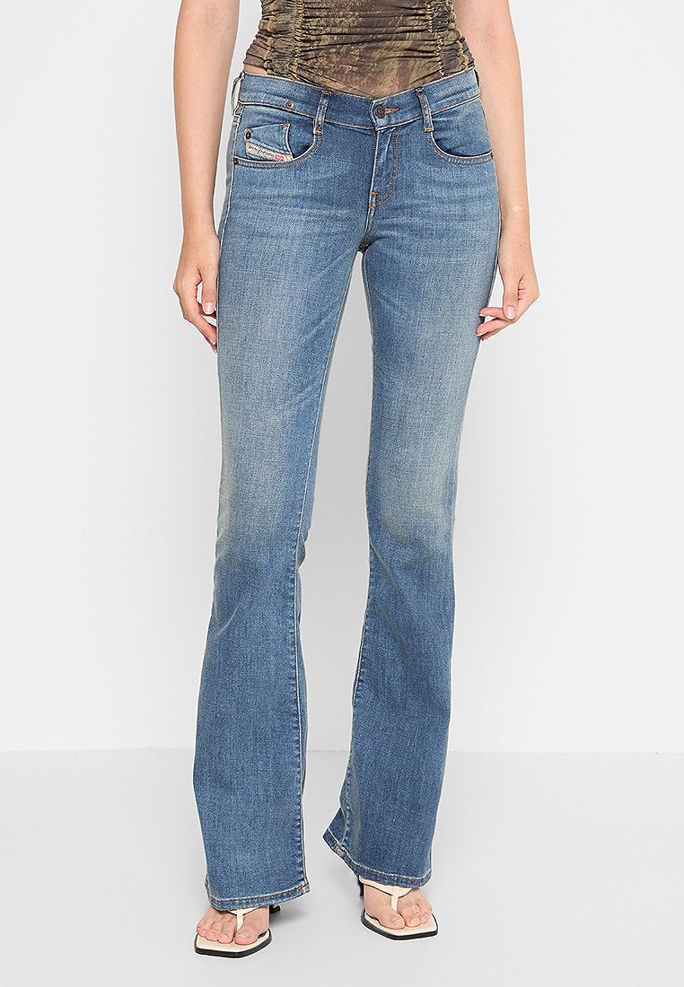 Blaue Jeans im Bootcut-Stil aus Denim mit einem leicht verwaschenen Aussehen, fünf Taschen und einem Knopfverschluss mit kontrastierendem Stich.