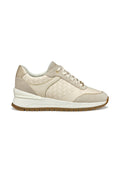 Beige Sneaker aus strukturiertem Leder und Wildleder, mit einem hexagonalen Muster, weißer Zwischensohle und brauner Gummisohle.