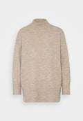 Beige Rollkragenpullover aus weichem Strickmaterial, mit langen Ärmeln und lockerer Passform, ausgestattet mit gerippten Bündchen und Saumdetails.