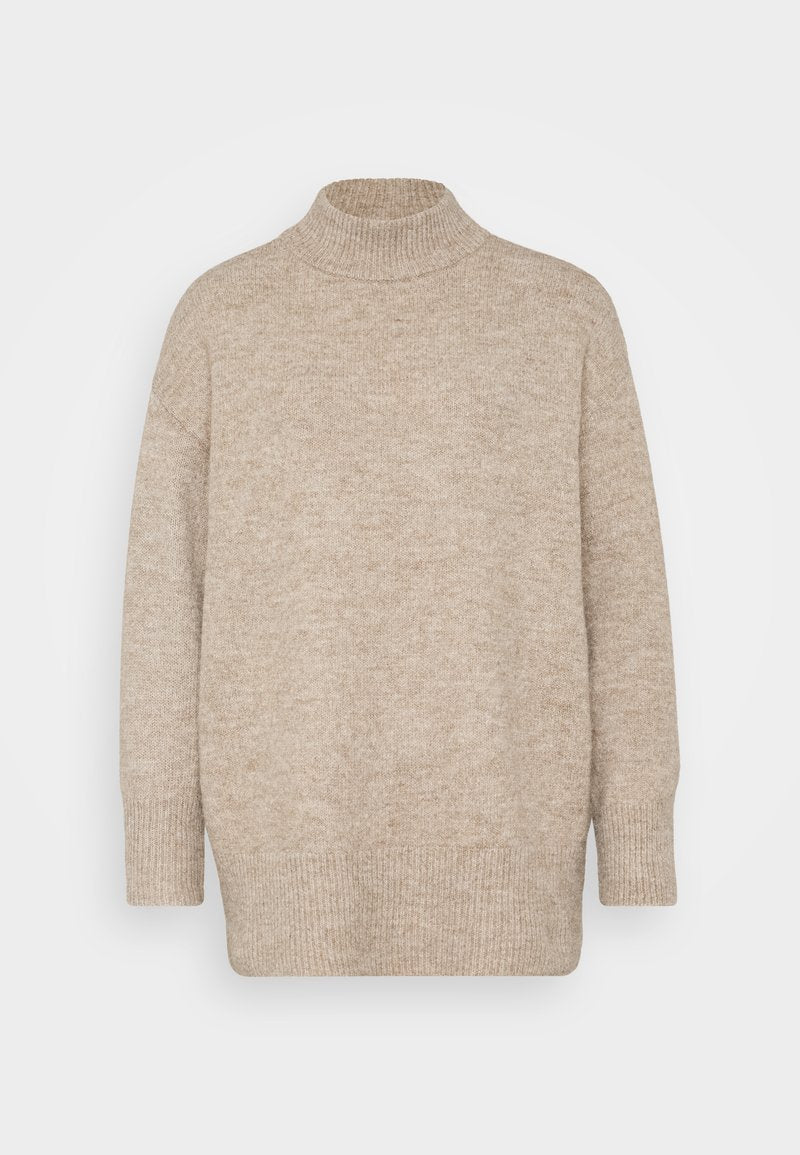 Beige Rollkragenpullover aus weichem Strickmaterial, mit langen Ärmeln und lockerer Passform, ausgestattet mit gerippten Bündchen und Saumdetails.